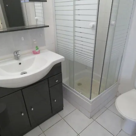 Appartement T2 Renove Avec Terrasse Et Parking A Sete, A 50m De La - Fr-1-472-140 Sète