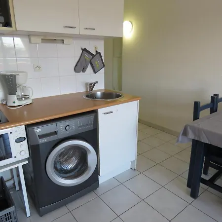 T2 Renove Avec Terrasse Et Parking A Sete, A 50m De La - Fr-1-472-140 *